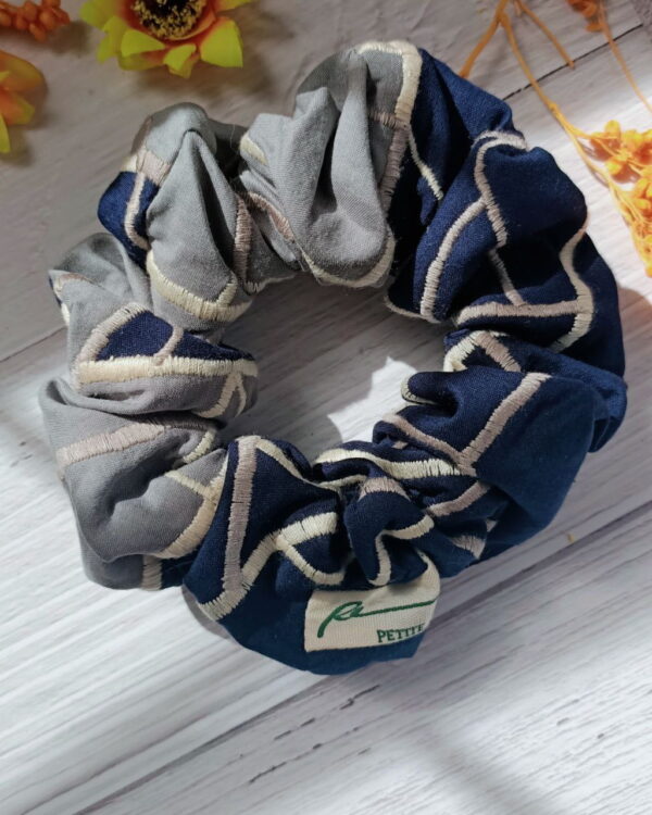 Dual Colours Embroidery Scrunchy | 雙色刺繡髮圈