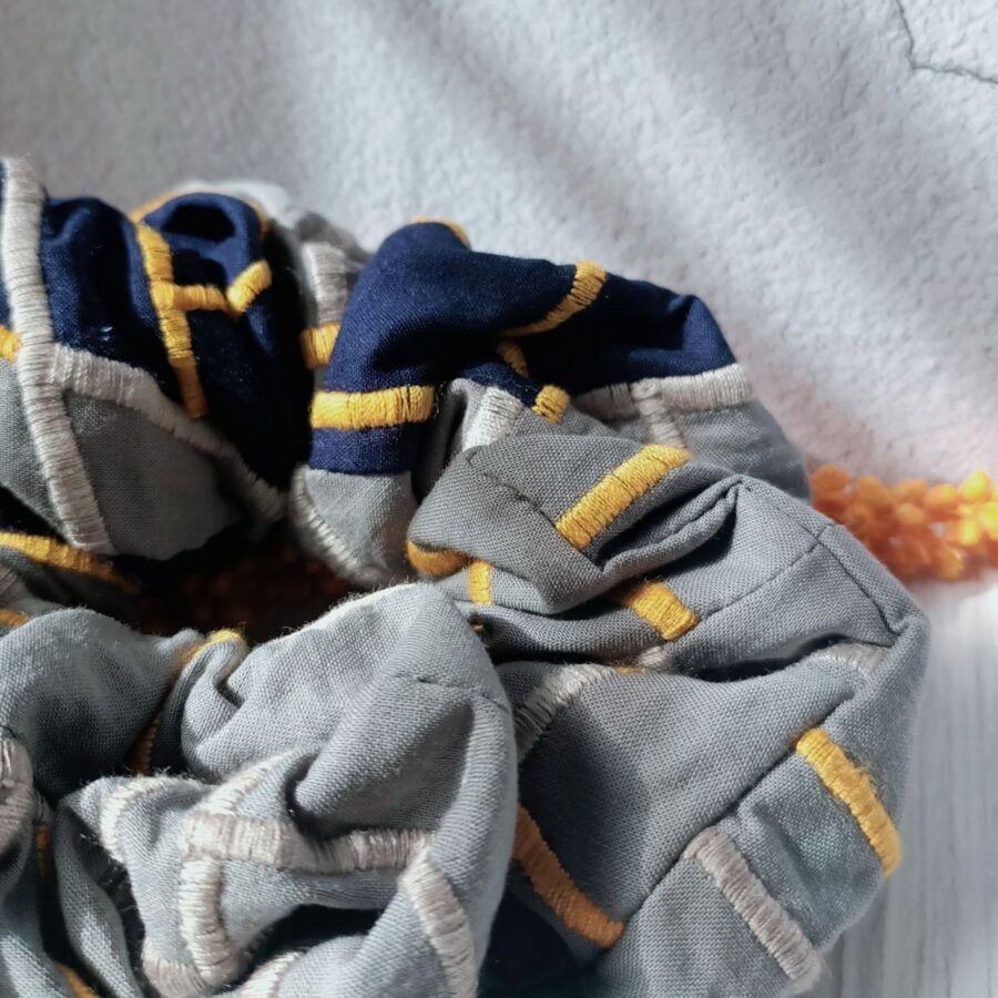 Dual Colours Embroidery Scrunchy | 雙色刺繡髮圈