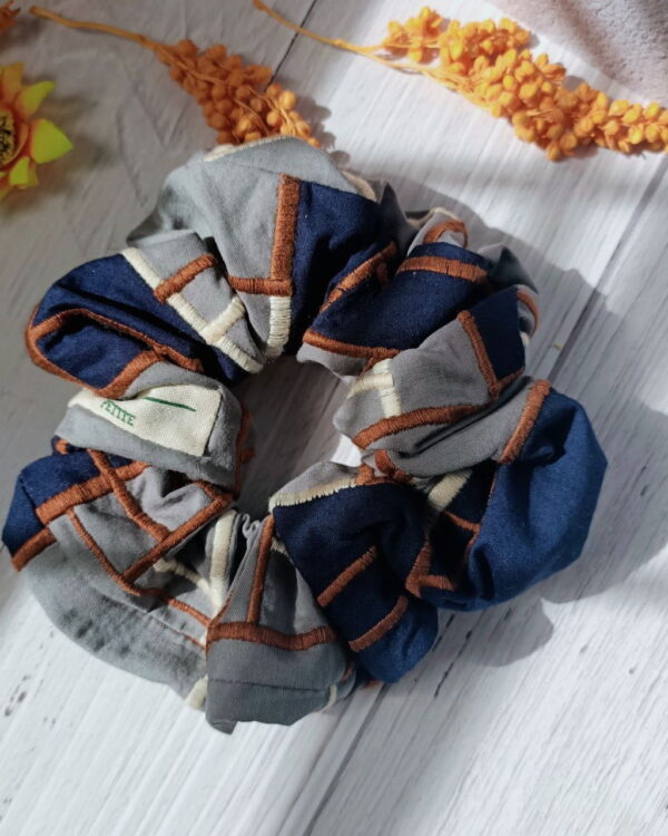 Dual Colours Embroidery Scrunchy | 雙色刺繡髮圈